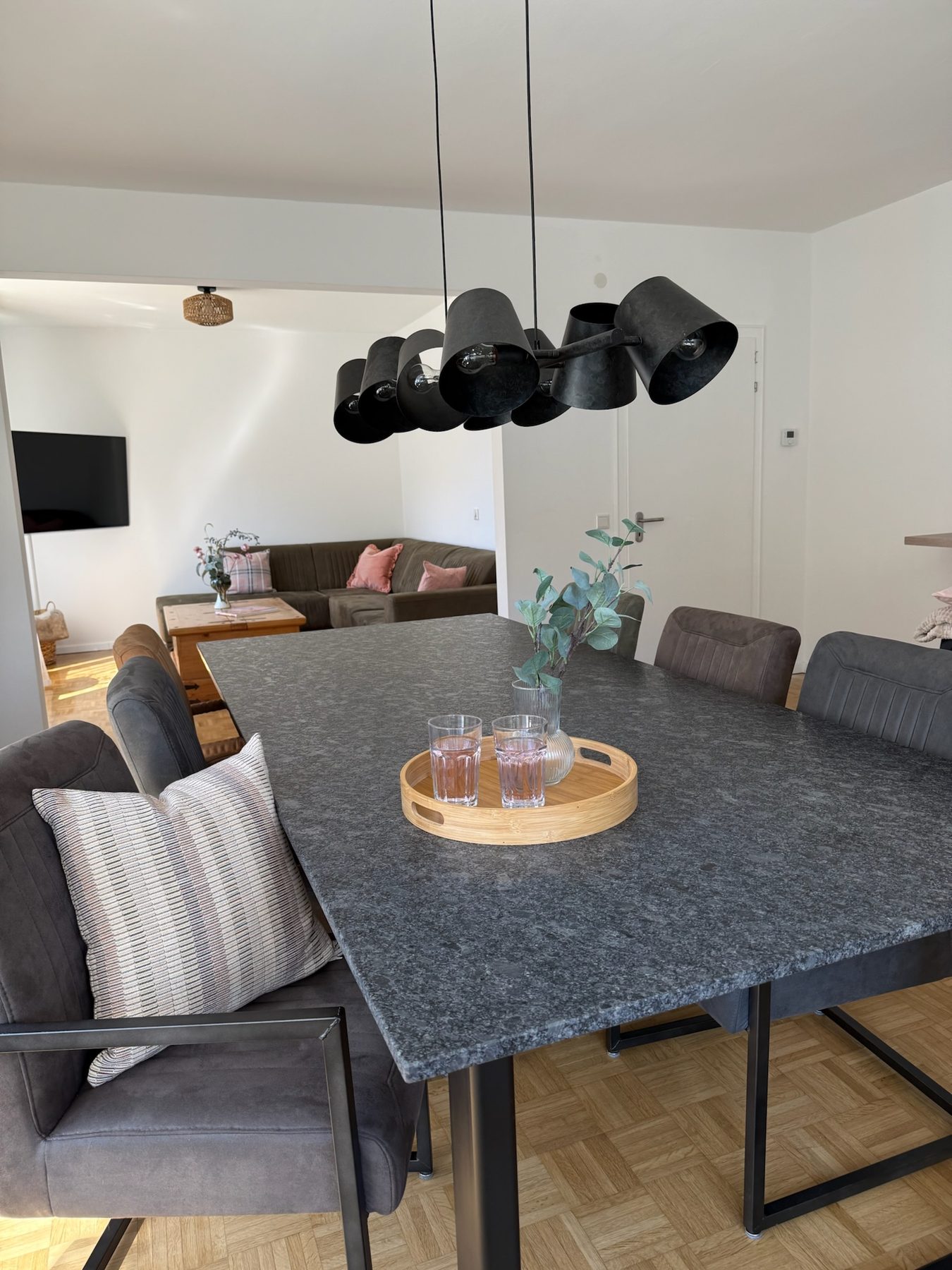 Esstisch mit moderner Designerleuchte