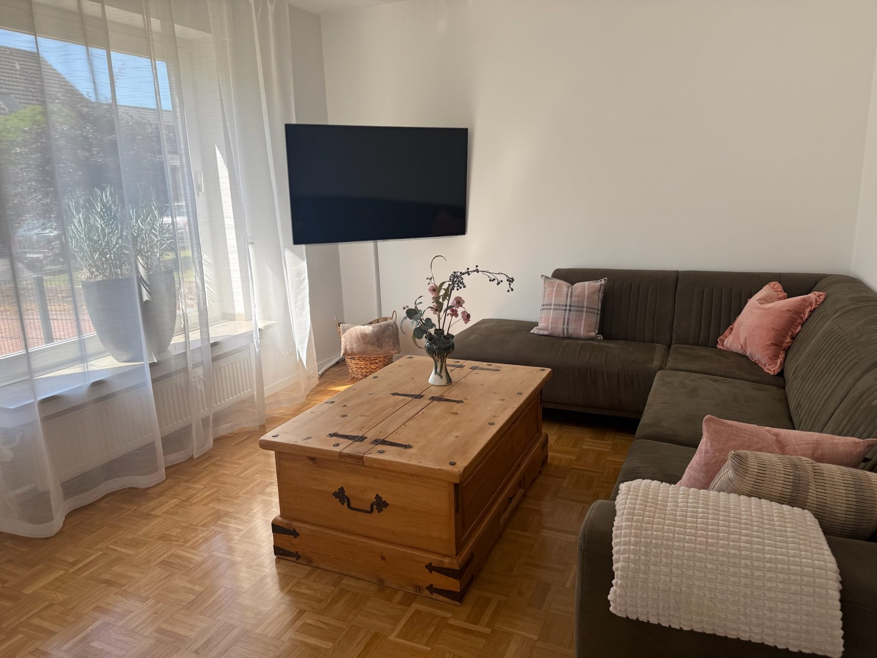 Wohnbereich mit Ecksofa und Couchtisch