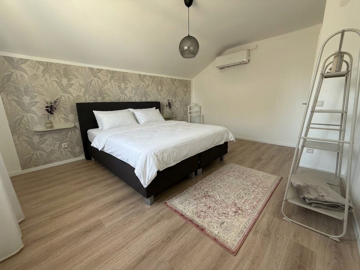 Gemütliches Schlafzimmer mit Klimaanlage